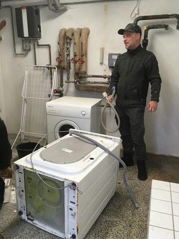 Lars og den væltede vaskemaskine